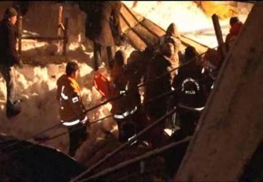 Dos muertos y una veintena heridos al desplomarse el techo de un bazar en Zonguldak (Turquía)
