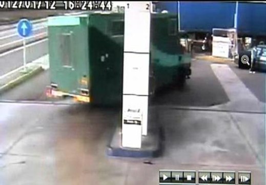 Acusado de un delito de lesiones el joven inglés que atropelló a un empleado de gasolinera