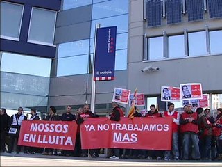 Download Video: Cincuenta mossos ocupan una comisaría en Barcelona