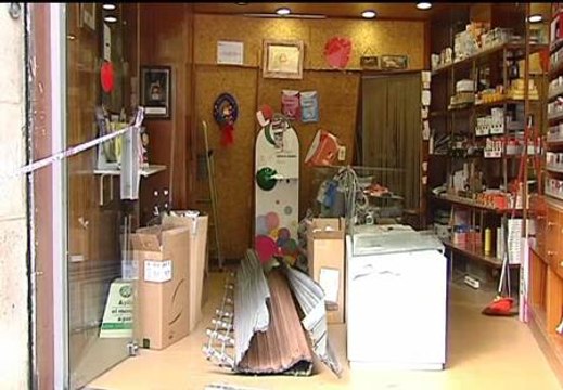 Un grupo de ladrones atraca tres estancos por alunizaje en Barcelona