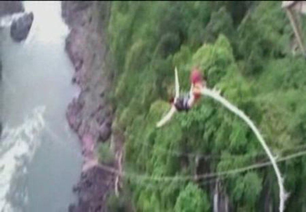 Una joven sobrevive tras romperse la cuerda con la que hacía puenting en las cataratas Victoria