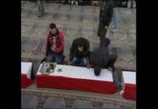 Miles de personas participan en los funerales por las víctimas del atentado en Damasco