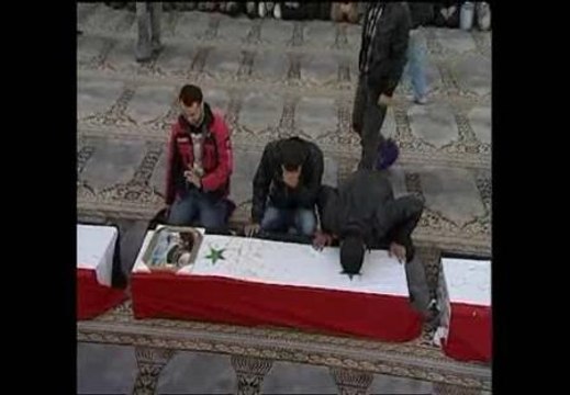 Miles de personas participan en los funerales por las víctimas del atentado en Damasco