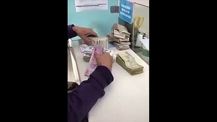 người mẹ khắc khổ đổi từng đồng tiền lẻ để đóng học cho con