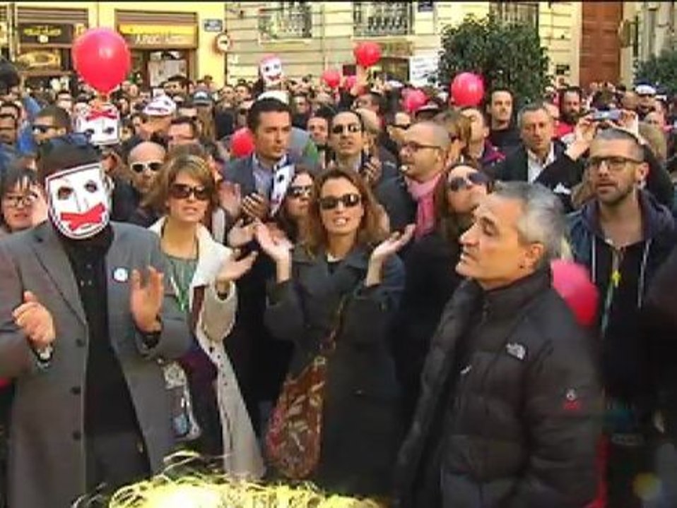 Trabajadores de Canal 9 protestan por el cierre de la televisión