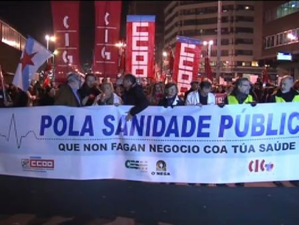 Miles de personas se manifiestan contra los recortes en la Sanidad gallega
