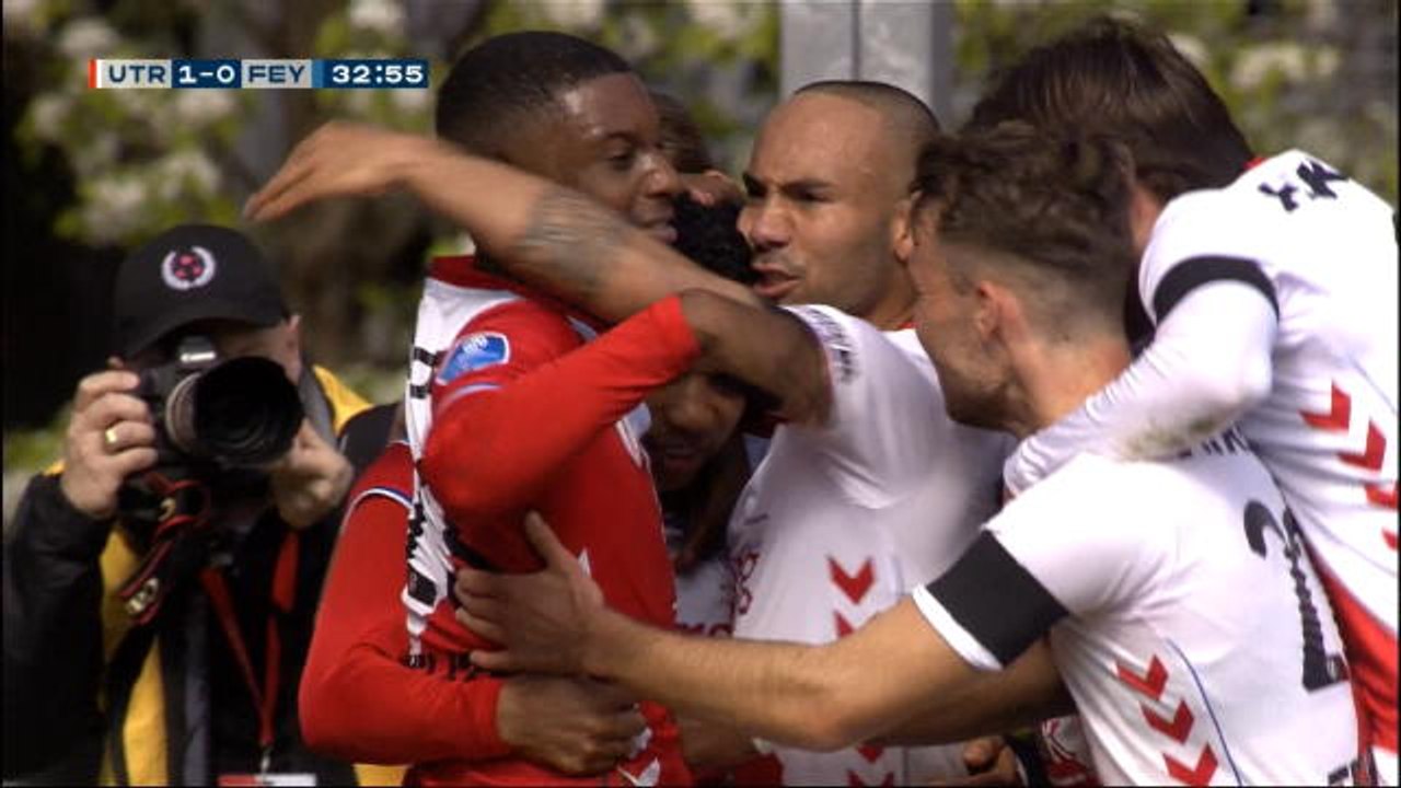 Pays-Bas - Emanuelson ouvre le score pour Utrecht d'un coup-franc malin