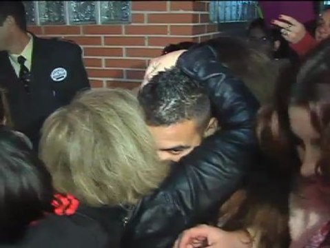 Emotiva salida de prisión de los trabajadores de Astilleros de Cádiz encarcelados por los destrozos en el Puente de Carranza