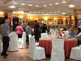 Un salón de bodas se convierte en un comedor social por un día