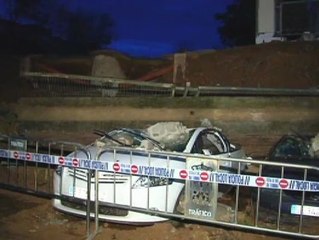 Las fuertes lluvias de las últimas horas provocan la caída de un muro que aplasta 15 coches en Alcalá de Guadaíra (Sevilla)