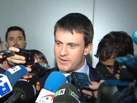 El ministro francés de Interior, condecorado por Fernández Díaz, evita valorar la reforma del aborto durante su visita a Madrid