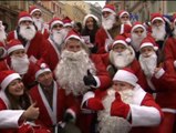 Un centenar de personas se visten de Papá Noel por una buena causa en Moscú