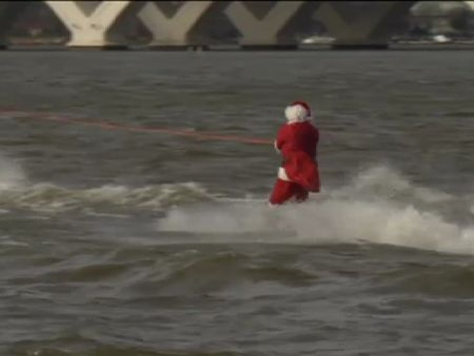 Santa Claus llega buceando y esquiando
