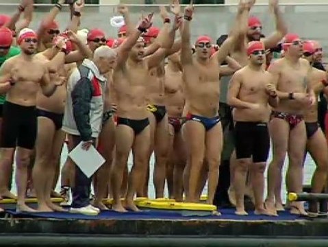 Bañistas celebran el día de Navidad con un tradicional baño en el mar