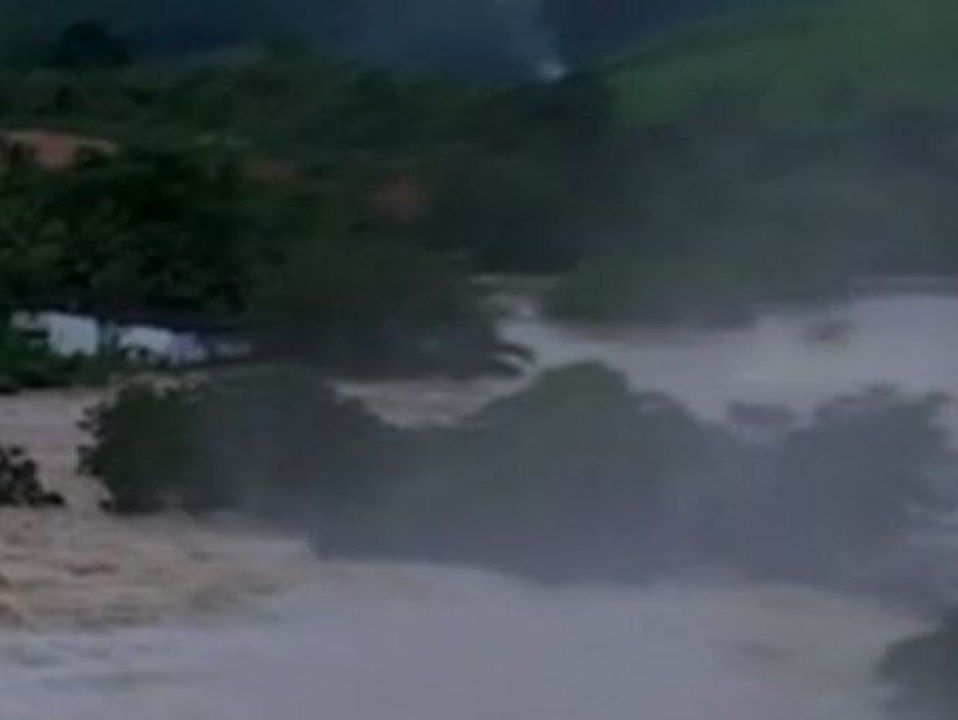 21 muertos  y miles de evacuados por las inundaciones en Brasil