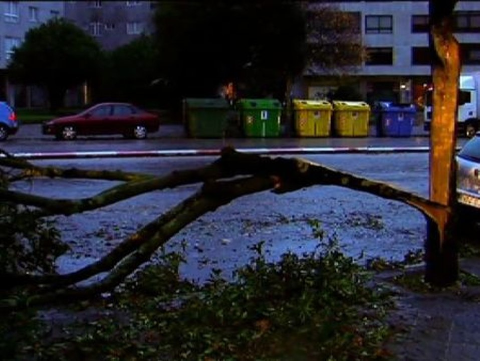 El fuerte viento provoca cuantiosos desperfectos en el mobiliario urbano en Vigo