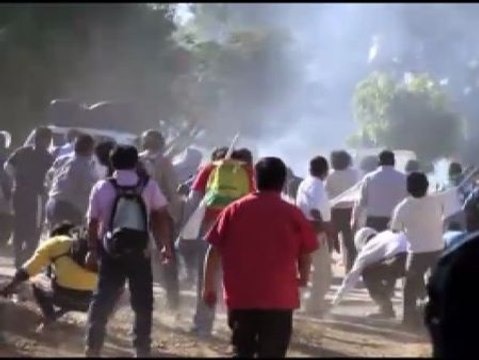 Violentos disturbios en Oaxaca entre profesores y padres de alumnos