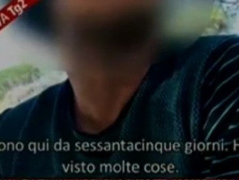 Un inmigrante grabó imágenes de cómo desinfectan contra la sarna a los indocumentados que llegan a Lampedusa