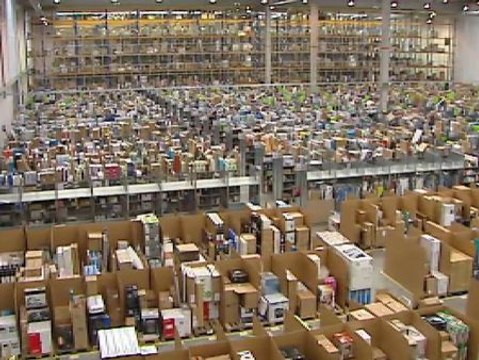 El almacén de distribución de Amazon vive hoy su día de más trabajo del año