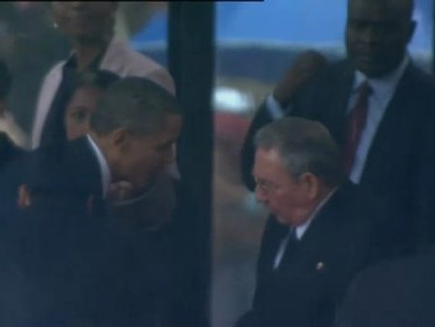 Saludo entre Obama y Raúl Castro