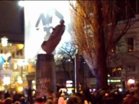 Los manifestantes derriban una estatua de Lenin en Kiev