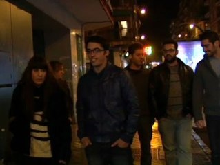 Video herunterladen: Varios jóvenes se encuentran 60.000 euros en la calle después de una noche de fiesta