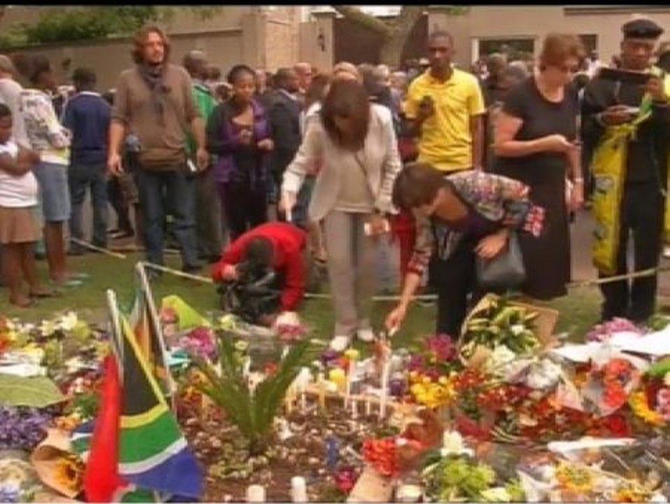 Palomas blancas y flores para recordar a Mandela