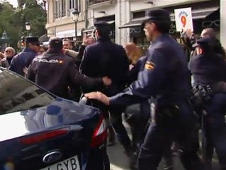 Los trabajadores de Canal 9 abuchean a Fabra