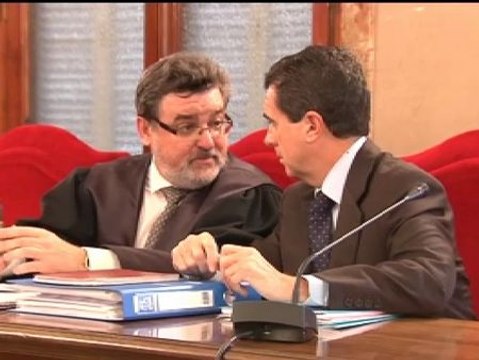 Matas reconoce que pidió un trabajo para su mujer