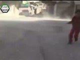 Un cámara capta el momento en que una explosión sorprende a un grupo de niños sirios