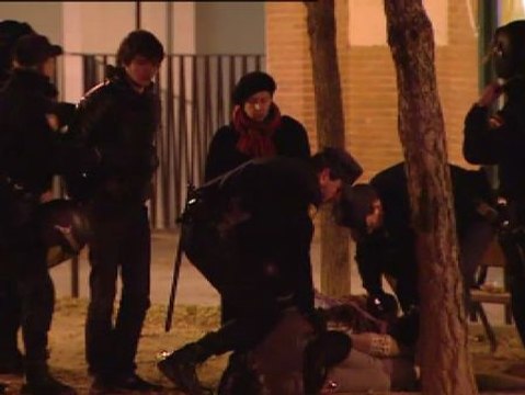 Protestas frente a la comisaría de Moratalaz por la detención de 19 jóvenes de izquierdas