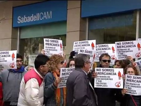 Cerca de doscientas consiguen paralizar un desahucio