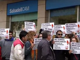 Cerca de doscientas consiguen paralizar un desahucio