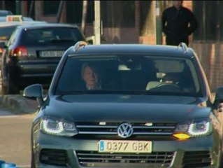 Don Juan Carlos llega sonriente a la clínica