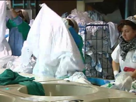 Los trabajadores que lavan la ropa de los hospitales de Madrid, en pie de guerra