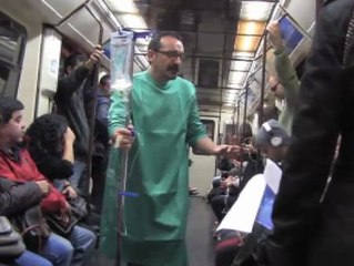 Con el culo al aire, así es la denuncia de Médicos del Mundo