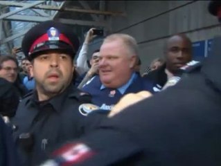 Abuchean al alcalde de Toronto