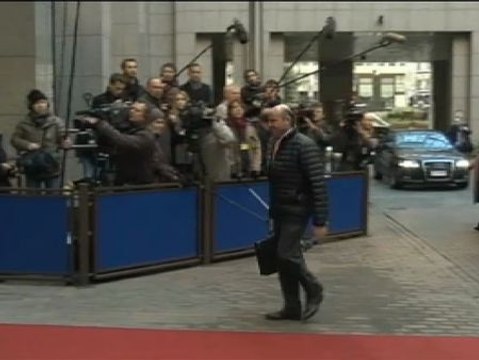 La Comisión Europea pide más ajustes a España en 2014