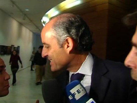 Camps se escapa de los periodistas que le preguntan por Canal 9