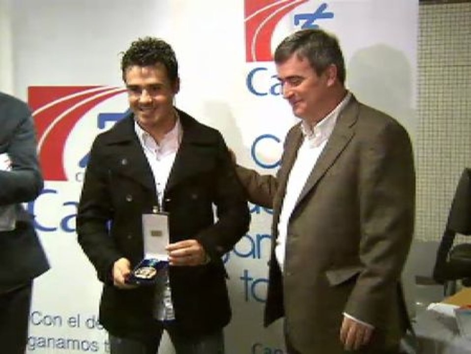 El triatleta Javier Gómez Noya recibe la medalla de oro de la Real Orden del Mérito Deportivo