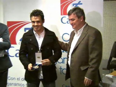 El triatleta Javier Gómez Noya recibe la medalla de oro de la Real Orden del Mérito Deportivo