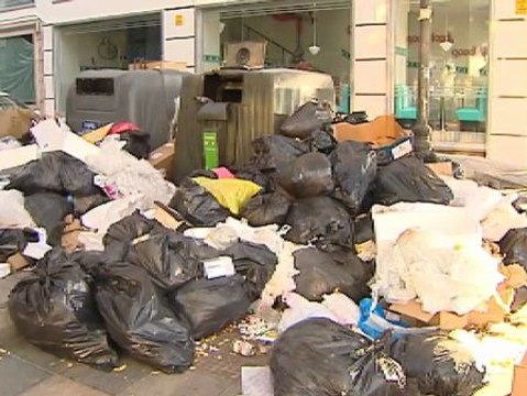 Algunos vecinos limpian sus calles ante la huelga de limpieza