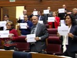 El PSOE exhibe carteles contra el cierre de Canal 9 en las Cortes Valencianas