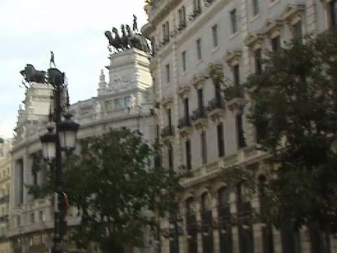 Los turistas visitan Madrid entre basuras