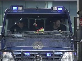 Los cinco detenidos por la explosión en el Pilar, camino de la Comisaría de Canillas