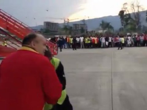 Manolo 'el del bombo' se da un baño de multitudes en la llegada de la Roja a Malabo