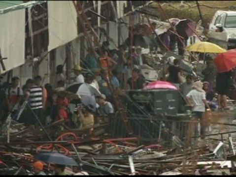 Los miles de afectados por el tifón esperan con desesperación las ayudas