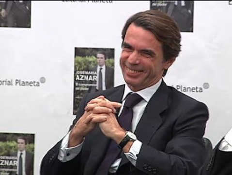 Aznar toma nota de las ausencias del Gobierno en la presentación de sus memorias
