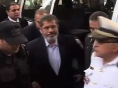 Suspendida la primera sesión del juicio a Mohamed Mursi por negarse a vertir como un preso