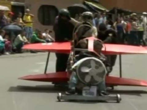 Vehículos extraños por las calles de Medellín